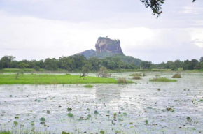  Rock Lake Home Stay  Сигирия